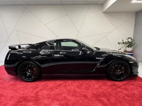 2010 Nissan GT-R - sportscars.cz