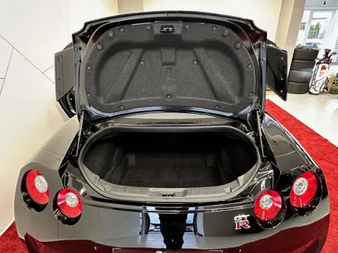 2010 Nissan GT-R - sportscars.cz